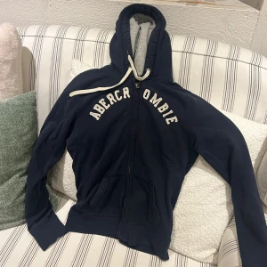 Abercrombie & fitch zip - En zip från Abercrombie & fitch i storlek S. Tröjan bedöms vara i fint skick. Fler bilder inom kort. Jag skickar ditt köp inom 24h. Se liknande zip i min profil! 