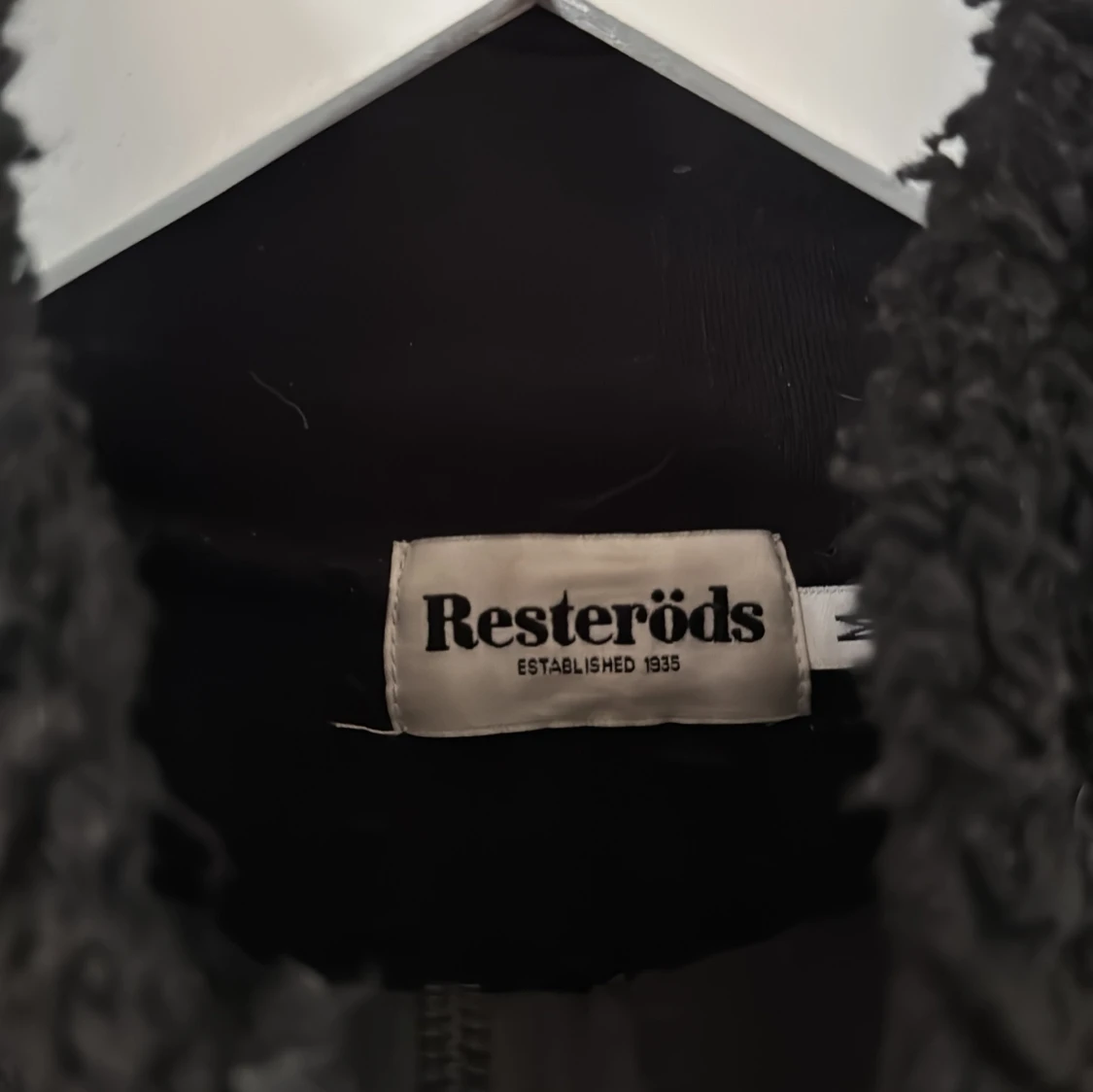 Svart teddyjacka från Resteröds - 2