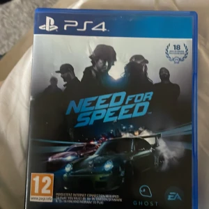 Need for Speed (PS4) - Need for Speed till PS4 i fint skick. Upplev fartfyllda racingbanor, anpassa bilar och tävla online. Omslaget och fodralet är i bra skick utan synliga skador. Perfekt för dig som gillar bilspel och action.