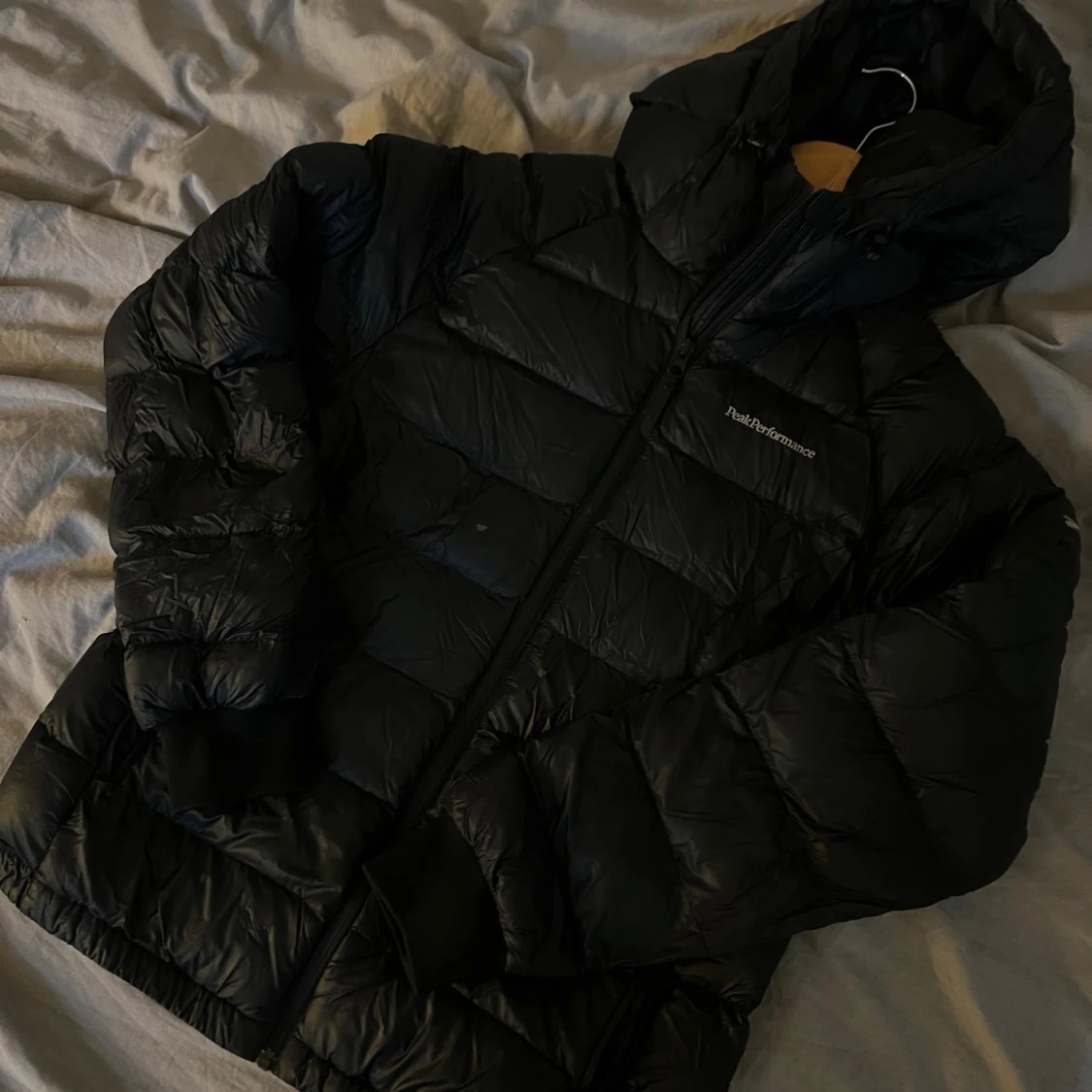 Svart dunjacka från Peak Performance
