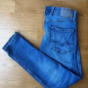 Replay Anbass  - Säljer ett par ljusblå Replay Anbass i mycket bra skick. Strl 32/32  