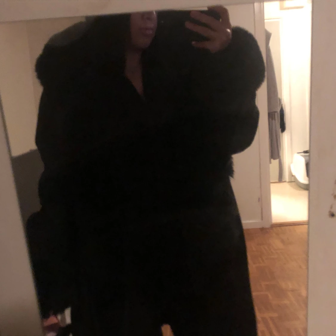 Svart parkas med fuskpäls  - 4