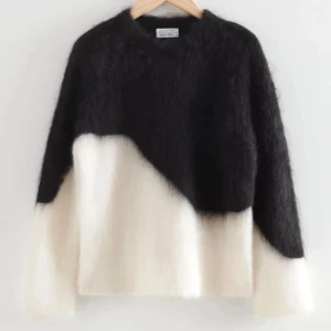 Svartvit fluffig stickad tröja - Säljer en supermjuk och fluffig stickad tröja från &other stories, väldigt efterfrågad, och säljs inte längre, supermysig och varm nu till vintern, nypris ca 1500kr💕