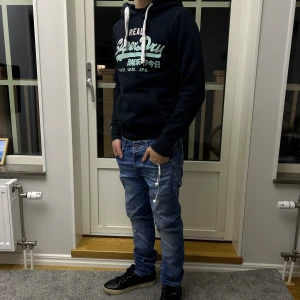 Svart tröja från superdry S - Jäkligt snygg hoodie från superdry! I färgen svart med ett turkos tryck. Nyskick 10/10! Storlek S passar också som XS. 