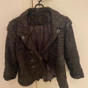 Mörkgrå Trekvarts kavajjacka från Vila XL - Säljer denna fina trekvarts jackan i stl XL men passar som en M.  Säljer den då den ej kommer till användning och har många andra liknade så kolla gärna in min profil ((: