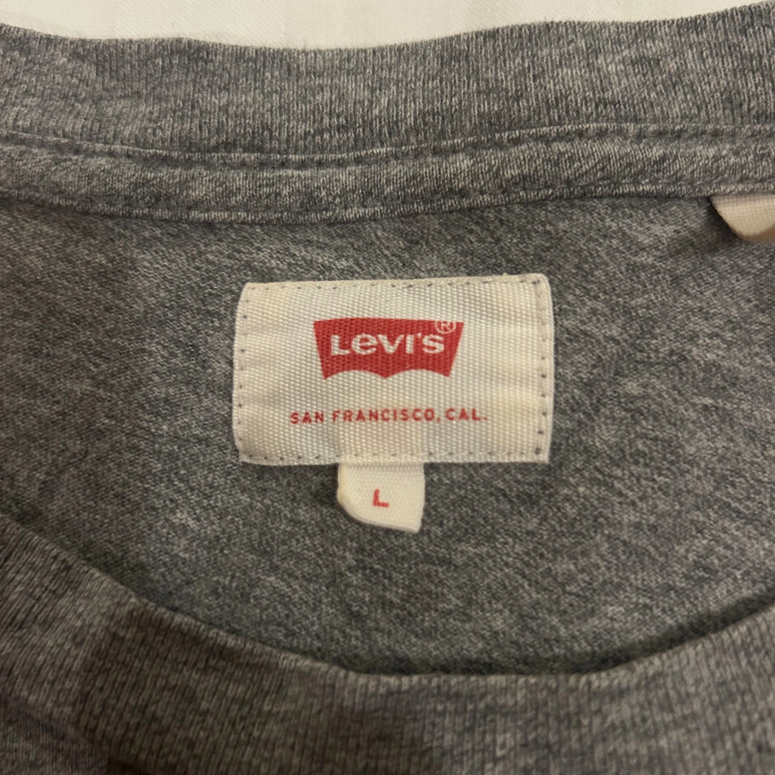 Grå t-shirt från Levi's med bröstficka - 3