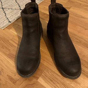 Ariat Wexford Waterproof Chelsea Boots 43 - Endast använd i 3 veckor. Säljer den eftersom den är för stor för mig. Levereras med all originalförpackning.
