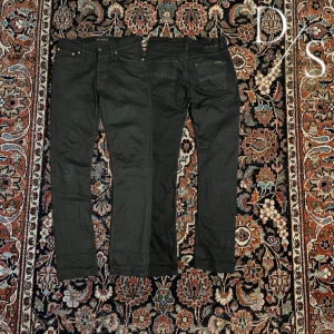 Svarta nudie jeans - Helt stilrena svarta jeans från nudie. Dessa är modellen ”dude dan” vilket har en slim passform.  Midja:40cm  längd:104cm Benöppning:17cm 