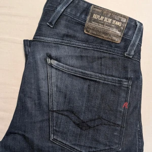 Replay original selvedge jeans  - Ja säljer nu dessa fett sköna denim jeansen, dom är replays egna selvedge denim jeans vilken innebär att tyget är extra slitstarkt och sydd på klassiska metoder för att garantera att de håller extra bra, dom röda linjerna på insidan av jeansen visar att det faktiskt är selvedge, sånna här jeans är extremt eftertraktade. Dom är i väldigt bra skick nästan helt nya!  Skriv om de finns frågar! Storleken är 31/34