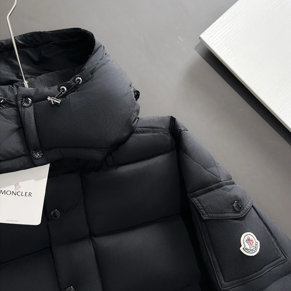 Svart Moncler pufferjacka med huva - 1