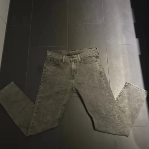 Levis jeans - Levis jeans av 510 Storlek: 30/30 - Skicket på jeansen är mycket bra - 10/10 - mitt pris: 399- Nypris: 1599kr.