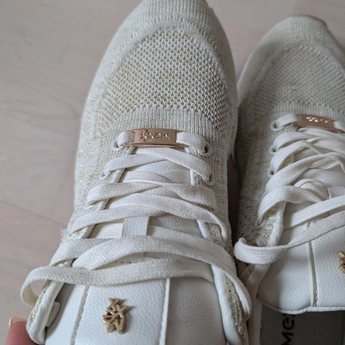 Vita sneakers från Mexx med gulddetaljer - 4