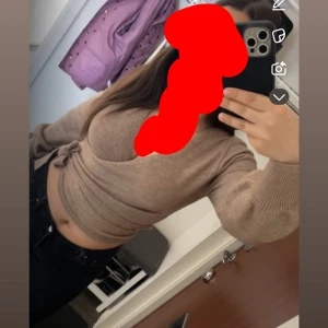 Beige omlott croppad topp - Säljer en beige omlott topp med croppad passform och långa ärmar. Toppen har snygg knytning i sidan och är tillverkad i mjukt stickat material som känns skönt mot huden. Köpte för 179 säljer för 80-100kr knappt används. Priset kan diskuteras vid snabb affär🙂