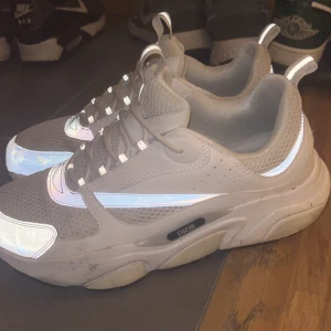 Dior b22 - Dior b22 , storlek 45 i bra skick , den ända defekten är bara dior loggan inuti som har sudats lite, ingen box elle kvitto tyvärr därför sälj dem billigt