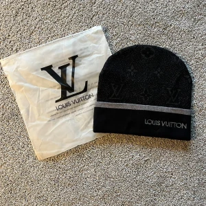 LV Mössa - Helt ny & Oanvänd ✔️, Kommer med tags & dustbag 🏷️, Skickas inom 1 dag 📦, Onesize (passar alla), perfekt för vintern ❄️ 