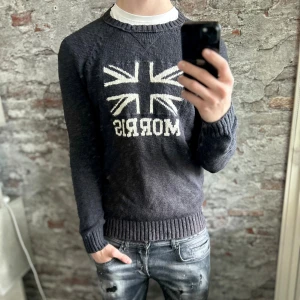 Stickad Morris tröja - Bra skick, urtvättad. Storlek M passar dig som är mellan 175-185cm ungefär. Nypris ca 1500kr. Modellen är 185 cm, 79 kg. Passar bra nu till vintern. Skriv för mer information!🤝