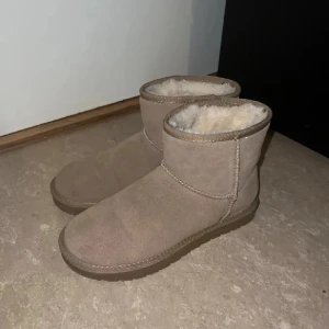 Beige boots - Boots med mysig tjock fodring. Skorna har rund tå, platt sula och klassisk söm längs sidorna. I storlek 41 men passar även 39-40 då dom passar mig med storlek 39 pga den tjocka fodringen! Använda enstaka gånger under förra vintern. Nypris: 599kr