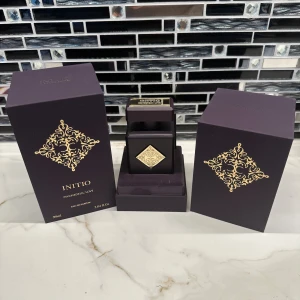 Initio Psychedelic Love EdP 90ml - Initio Psychedelic Love Eau de Parfum, 90ml. Ingredienser: alkohol, parfym, vatten, benzylsalicylat, linalool, limonen, kumarin, bensylbensoat, citral, kanelalkohol, isoeugenol, citronellol, farnesol, bensylalkohol, geraniol, eugenol. Tillverkad i Frankrike.