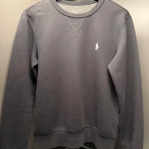 Ralph Lauren sweatshirt - Säljer en snygg Ralph Lauren sweatshirt. Detta är ett plagg som du bara måste ha i din garderob. Den är använd litegrann men fortfarande i ett väldigt fint skick. Frågor? Kontakta mig✅. Allt gott, Noah