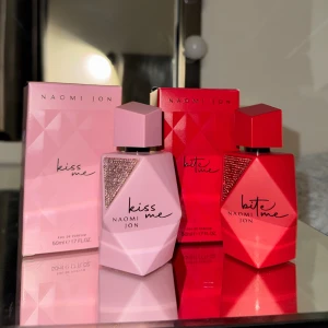 Naomi Jon parfym duo set - Två parfymer: Kiss Me (50ml) med tangerine, jasmin, orange blossom, solar note och musk. Bite Me (50ml) med orange, teak wood, praline, jasmine, amber och musk. Cruelty free och mikroplastikfri formula. Endast testad.