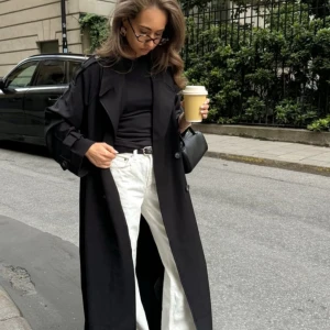 Svart trenchcoat - Säljer en såååå fin svart trenchcoat/kappa från NA-KD. Helt ny med prislapp kvar! Säljer då jag inte hann returnera den. Nypris är 1300kr