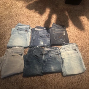 Replay anbass 6 st, dondup George 1 st 30-33 stl - Säljer en bulk jeans med 6 par anbass och 1 par dondup George. Riktigt feta jeans inga defekter, vissa jeans har även riktigt feta slitningar. Vid funderingar är det bara att fråga!