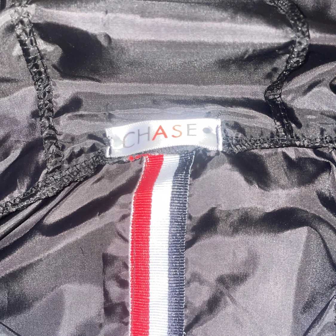 Svart vindjacka med huva från Chase - 1