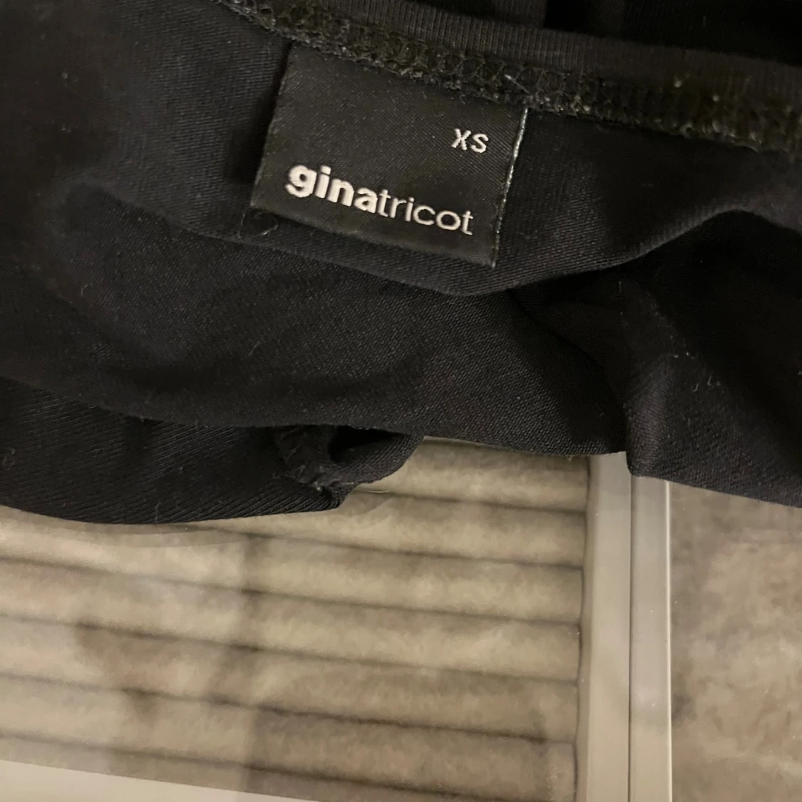 Svart linnetopp från Gina Tricot - 2