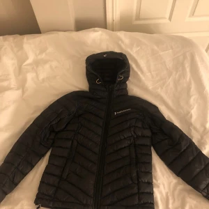 Svart dunjacka Peak Performance S - Svart dunjacka från Peak Performance i svart. Den är använd ett fåtal gånger och har 4 stycken små hål🤍