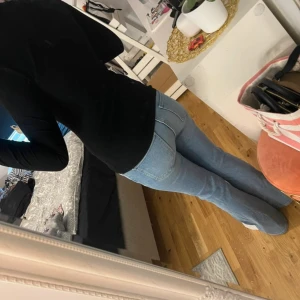 Bootcut ljusblå jeans med hög midja - Säljer ett par snygga ljusblå jeans med bootcut och låg midja. Från lager157