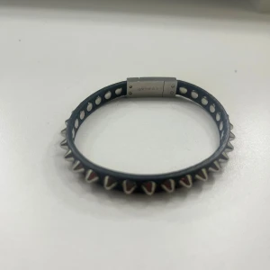 Svart nitar armband från Edblad - Coolt svart armband från Edblad med silverfärgade nitar runt. Finns ej kvar på Edblad och köpte för ca 600kr.