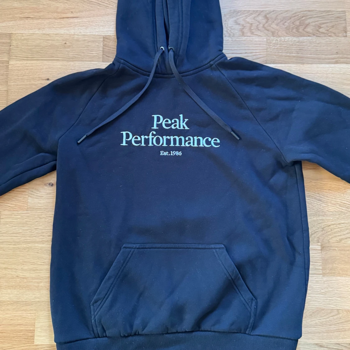 Svart hoodie från Peak Performance