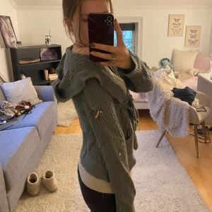 Grå stickad kofta  - Supermysig grå stickad kofta från Odd Molly detalj och knyt på framsidan. Lite stickig eftersom den har blivit tvättad🥰