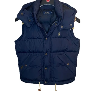 Ralph lauren väst - Tjena! Säljer denna riktigt snygga Ralph lauren västen, perfekt nu inför hösten o vintern.                           Säljes då den inte passar mig längre, den är i riktigt bra skick. Hör av er om ni har några frågor!