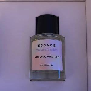 Aurora Vanille Eau de Parfum - Upptäck Aurora Vanille från ESSNCE Margareta Grääs – en Eau de Parfum med stilren design. Perfekt för dig som vill sticka ut med en modern och trendig doftaccessoar. Helt ny
