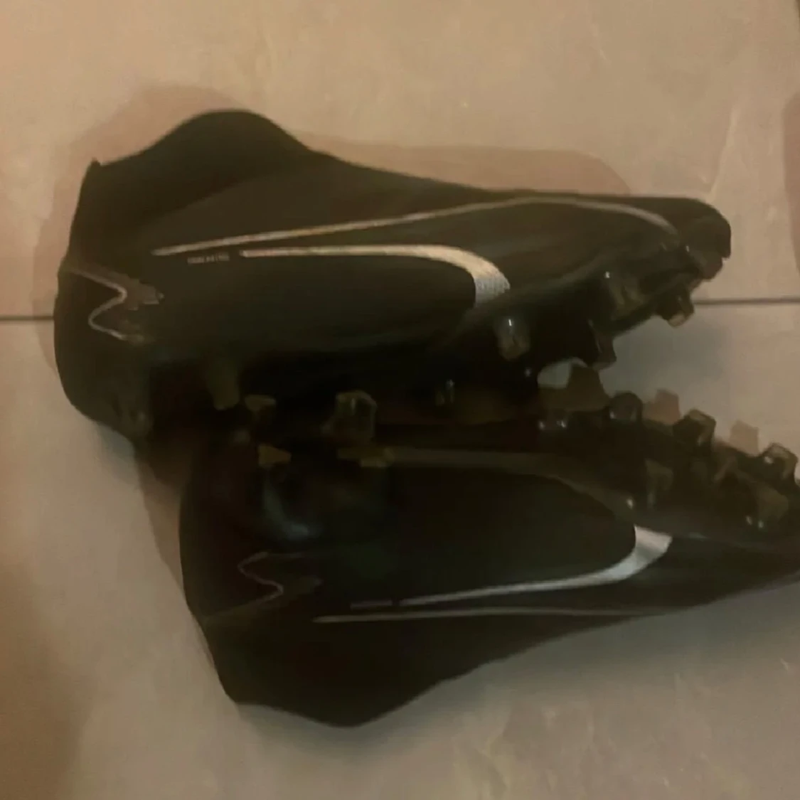 Svarta Puma fotbollsskor utan snörning str 44,5 - 3