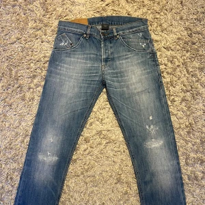 Dondup jeans slim fit herr med slitningar ljusblåa - Dondup jeans i  slim fit. Fet wash med sköna slitningar. Storlek 31 på lappen mer som 30. Mycket bra skick nästan nya. Nypris 3500kr, postas samma dag som köper eller dagen därpå🙌💯