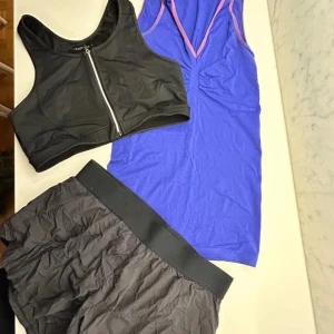 Topp, sport-bh, shorts - Ett mjukt och stretchigt blått linne, en svart sport-topp med dragkedja Stay in Place och ett par svarta Roxy shorts. Fint använt skick.  Storlek L.  Använt men helt