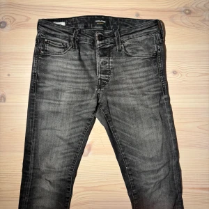 Jack & Jones jeans - Jack & Jones (Slim/glenn) | Storlek: W28 L32 | Skick: 7,5/10 | Hör gärna av er vid frågor och funderingar! Pris går att diskutera vid smidig affär🤗