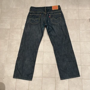 Levi's 569 mörkblå jeans W30 L32 - Säljer ett par Levi's 569 jeans i mörkblå tvätt. Modellens passform är straight. Riktigt bra skick!