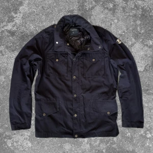 Field Jacket mörkblå - Tja, säljer denna stilrena och trendiga Field Jackan perfekt nu i höst och vinter. Måtten: A=47cm B=49cm C=51cm D=63cm ✌️