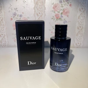 Dior Sauvage Eau de Parfum 100ml - Dior Sauvage Eau de Parfum, 100 ml. En ikonisk doft i snygg flaska, perfekt för dig som vill sticka ut. Ingredienser: alcohol, parfum (fragrance), aqua (water), limonene, linalool, och fler. Snygg och populär bland unga.