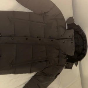 Canada goose wyndham - Helt grå med svart badge canada goose wyndham fick detta som present men blev liten för mig.