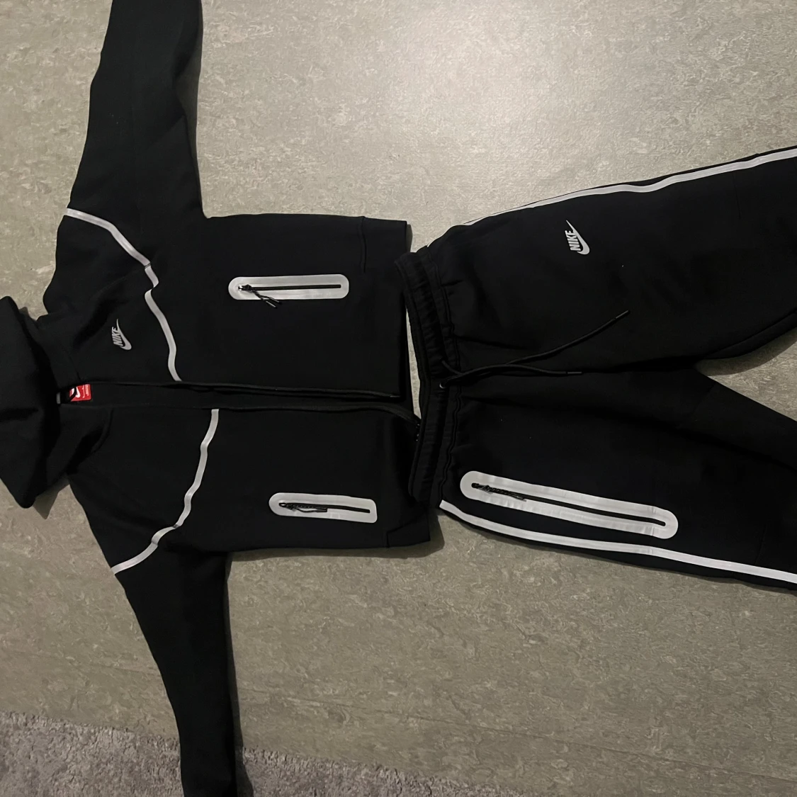 Svart hoodie från Nike med reflexdetaljer - 1