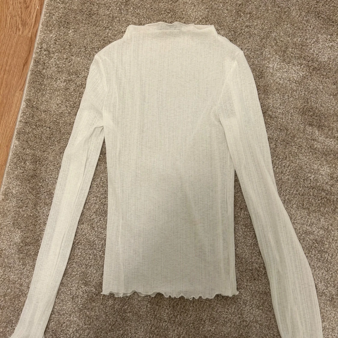 Vit ribbad polotopp från Gina Tricot - 1