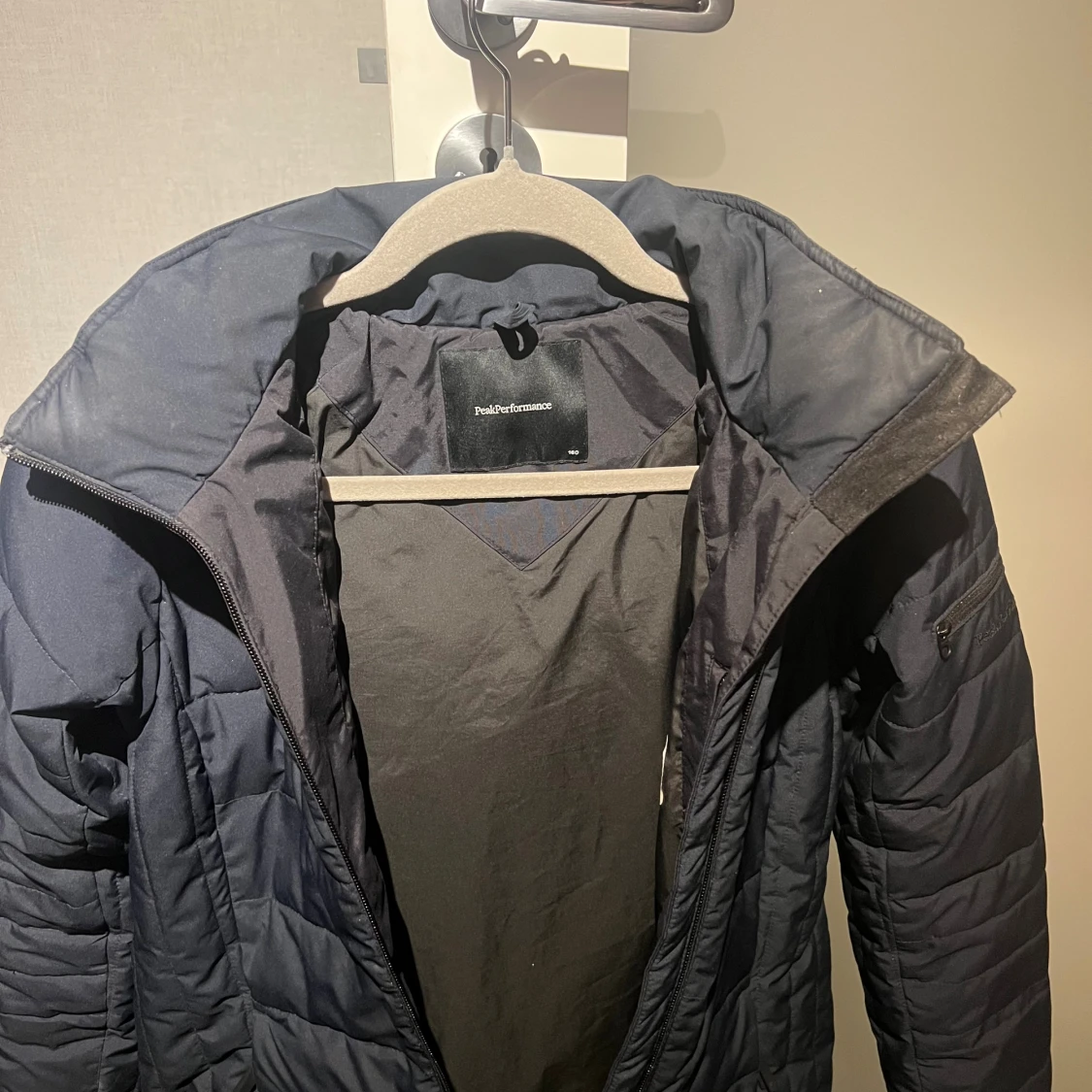 Mörkblå pufferjacka Peak Performance - 4