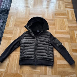 Moncler cardigan oliv grön - Säljer min nya moncler cardigan som är bara testar. Skicket är helt ny. Storleken är i moncler är xl men sitter som storlek M. NFC taggen är fungerande och Tags följer med!!