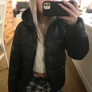 Dunjacka - Säljer en snygg och varm svart pufferjacka från ONLY. Strorlek 164 men skulle säga att den passar s, den är i bra skick🖤❄️