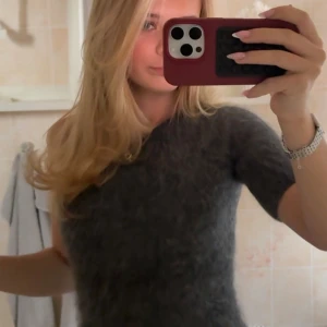 Mörkgrå stickad topp från Zara slutsåld - Supermjuk och fluffig mörkgrå stickad topp från Zara med trekvartsärm och offshoulder-design. Perfekt för dig som vill ha en mysig men ändå snygg look. Toppen har en figurnära passform och är riktigt skön att bära under kyligare dagar. Slutsåld å populär!!!❤️