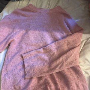 Stickad tröja  - Rosa stickad tröja i fint skick förutom noppror tyvärr, men går nog lätt bort med nopper borttagare🩷